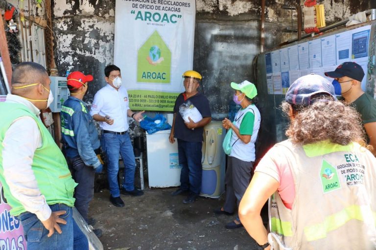 En Acacías asociaciones de recicladores recibieron kits de desinfección para prevenir el COVID-19