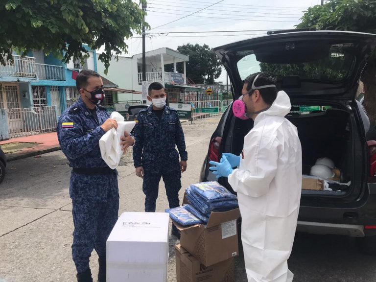 Trabajadores de la cárcel de Villavicencio reciben trajes especiales de bioseguridad