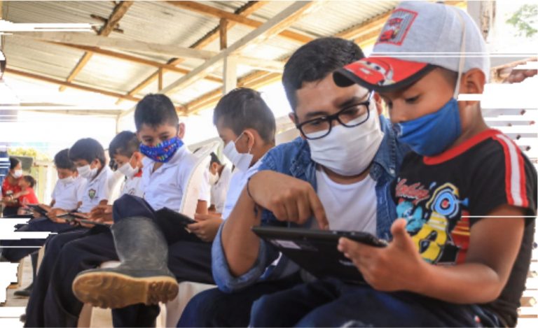 816 estudiantes recibieron tables para mejorar sus procesos educativos