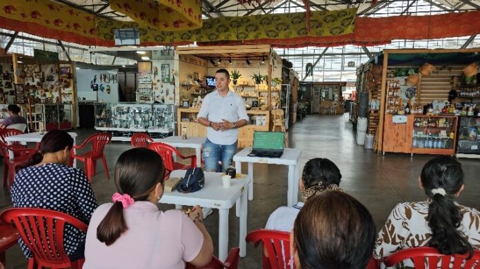 Emprendedores de la Galería 7 de Agosto fortalecen ventas con redes sociales