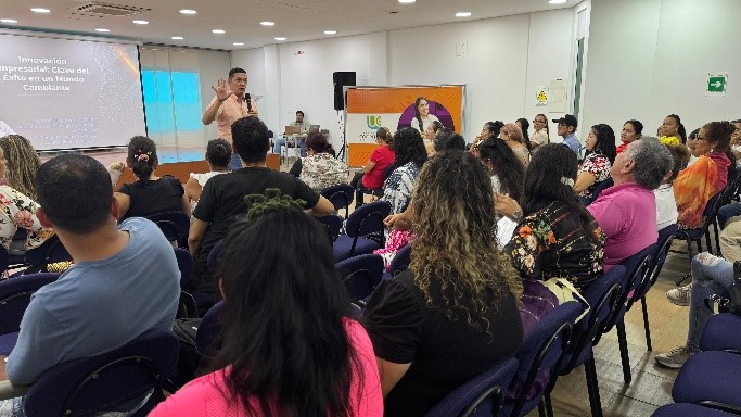 Más de 50 emprendedores y empresarios participaron en taller de innovación y diferenciación