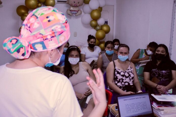 Mujeres en embarazo pueden acceder al curso de parto sin costo alguno