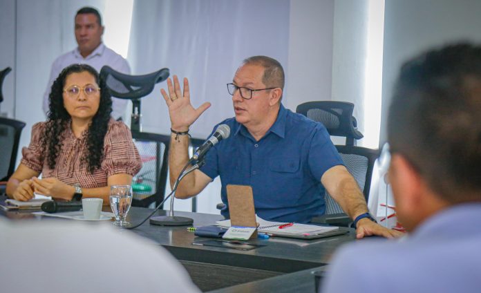 No hemos hecho nombramientos de docentes a dedo Alcalde Alexander Baquero