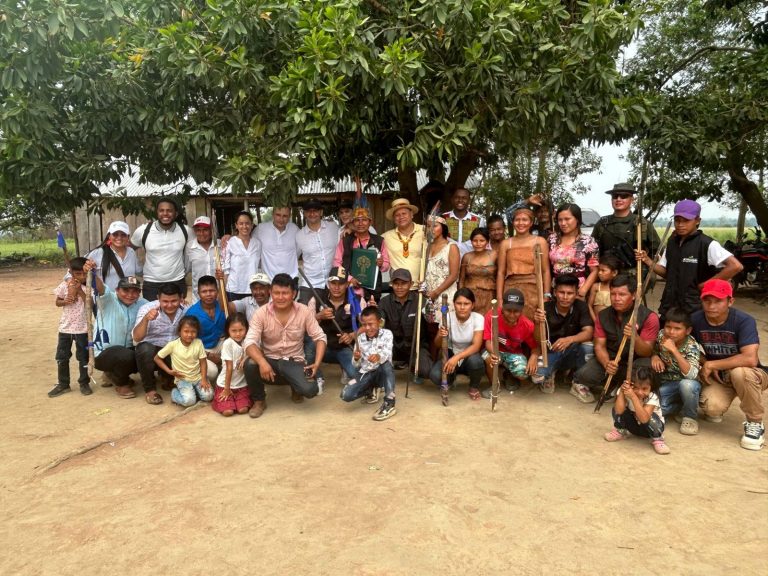 Giovani Yule, director general de la URT, realiza la entrega de 16.000 hectáreas a indígenas Piapoco y Sikuani de Puerto Gaitán
