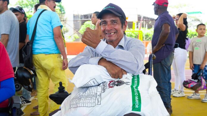 Zorro entrega paquetes nutricionales en Villanueva