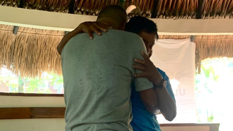 El abrazo de dos hermanos después de 22 años de ausencia