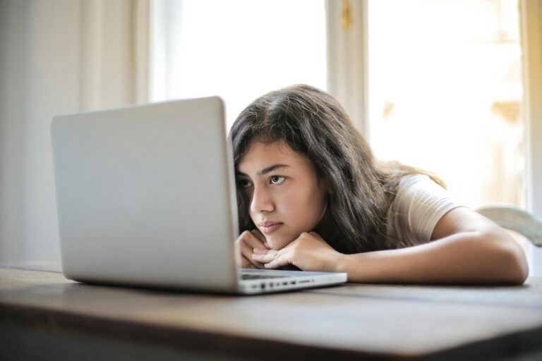 El impacto de las redes sociales en la salud mental de los adolescentes