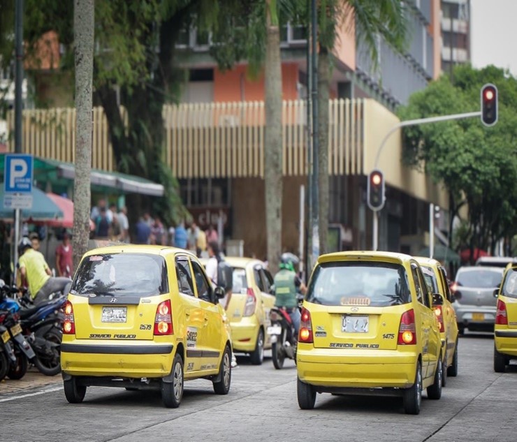 Avanza estudio técnico de costos para la actualización de tarifas en el servicio de taxis del 2026